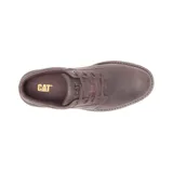 Zapato de cuero color marrón oscuro con cierre de cordones, diseño de costuras reforzadas y suela de goma dentada en tono tierra.