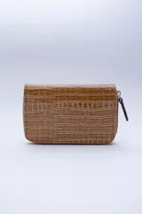 Billetera pequeña color marrón con textura tipo piel de cocodrilo, cierre exterior, bolsillo trasero para monedas con cierre, múltiples ranuras para tarjetas y billetes, forro interior rojo. Fabricada en 100% cuero.