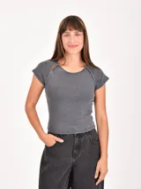 Remera de punto acanalado color rosado, de manga corta y cuello redondo.