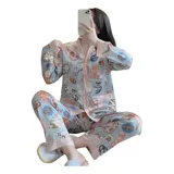 Conjunto de pijama de dos piezas compuesto por una camisa de manga larga con cuello mao y cierre frontal de botones, y un pantalón largo. Presenta un diseño estampado de corazones sobre fondo negro con detalles en color blanco.