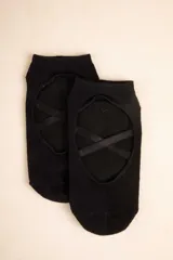 Medias soquete negras con talón descubierto y tiras cruzadas elásticas.