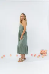 Vestido midi de corte amplio con breteles finos y escote en V. Confeccionado en gasa de algodón con textura, presenta un diseño escalonado con vuelo en el ruedo.