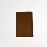 Billetera tarjetero compacta marca Liguria, modelo Portofino, color camel. Confeccionada en cuero genuino con estructura interna de aluminio, cuenta con tecnología RFID-blocking para protección contra robo digital y mecanismo de palanca para acceso rápido a las tarjetas.