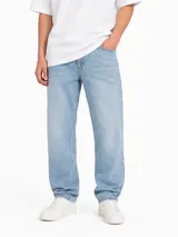 Pantalón jean baggy de corte holgado, color celeste claro, confeccionado en denim de algodón con diseño clásico de cinco bolsillos y trabillas para cinturón.