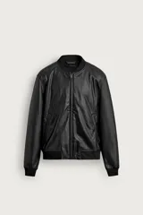 Campera bomber de cuero sintético en color negro, con diseño relaxed fit, cuello, puños y dobladillo en rib elástico. Cuenta con cierre frontal de cremallera y bolsillos con ribete en la cadera.