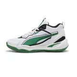 Championes deportivos Puma modelo Playmaker 2023, con diseño en color negro, blanco y rojo. Presentan una estructura de malla transpirable con refuerzos sintéticos, entresuela blanca amortiguada y suela de goma roja con textura antideslizante.