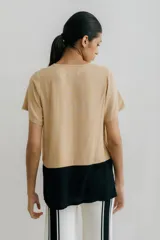 Remera blanca con corte horizontal y parte inferior negra.