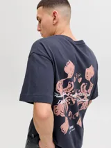 Remera oversize gris oscuro de corte holgado, con cuello redondo, mangas cortas y pequeño texto estampado en el pecho.