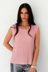 Top sin mangas color rosa pálido con textura acanalada y brillo sutil de lurex. Presenta cuello redondo y un calce amplio.