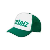 Gorro trucker blanco y verde con visera curva y malla trasera. Estampado frontal con el logo "Corteiz" en verde.