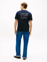 Remera de corte regular y cuello redondo de la marca Tommy Hilfiger, color azul marino, con manga corta y bordado distintivo en el pecho.