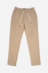 Pantalón jogger color beige, confeccionado en algodón y lino con un tejido diferenciado. Cuenta con cintura elástica con cordón ajustable, bolsillos laterales y traseros, y un logo estampado.