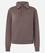 Saco cerrado de algodón con felpa, color bordó, con cuello polo, cierre frontal con botones, manga larga y puños y bajo ajustados.