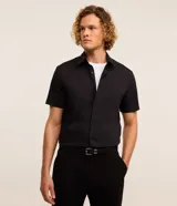 Camisa de manga corta con cuello inglés y cierre frontal de botones, confeccionada en mezcla de bambú y viscosa.