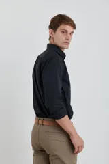 Camisa de vestir blanca, de corte clásico, con cuello italiano y mangas largas.