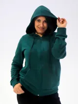 Campera deportiva unisex color beige, confeccionada en algodón con felpa, con capucha, cierre frontal y bolsillo tipo canguro.