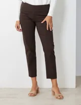 Pantalón negro de gabardina elastizada, marca Zac & Rachel. Corte recto, pretina ancha pespunteada, bolsillos simulados y largo al tobillo.