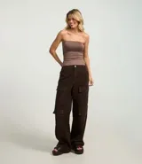 Blusa blanca sin breteles, confeccionada en microfibra, con detalle de encaje en el lateral y corte ajustado.