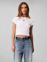 Remera baby fit de Calvin Klein, color blanco, confeccionada en tejido acanalado con cuello redondo y mangas cortas. Presenta el monograma de la marca bordado en el centro del pecho.