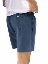 Short de baño de microfibra negro, con cordón blanco ajustable en la cintura, bolsillos laterales y un bolsillo trasero con tapa. Presenta un pequeño parche cuadrado con un logo en la parte inferior del muslo izquierdo.