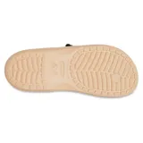 Ojotas Crocs Classic Flip Printed color beige con estampado de camuflaje en la plantilla y logo de la marca en la tira.