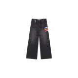 Pantalón jeans de corte wide leg, color negro con efecto acid wash, tiro medio y diseño de perneras amplias. Cuenta con detalles de apliques gráficos bordados o estampados en la zona del bolsillo lateral y trabillas decorativas en la cintura.