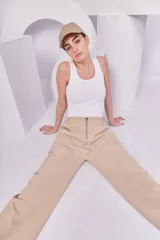 Camiseta blanca sin mangas, de corte ajustado y cuello redondo.