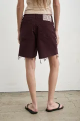 Short de tiro medio color marrón, con corte recto y terminación de ruedo deshilachado.