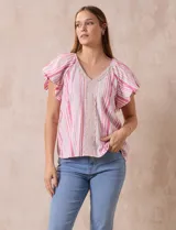 Blusa Cupio de lino estampado a rayas rosas y blancas, con escote en V y aplique de crochet en el frente. Tiene mangas cortas amplias.
