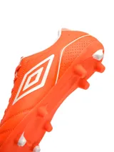 Championes de fútbol Umbro modelo Classico III HG, color negro con detalles en rojo. Presentan el logo de la marca en el lateral y suela con tapones para terreno firme.