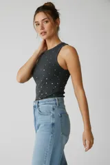 Musculosa de algodón acanalado en color gris oscuro, con diseño ajustado al cuerpo y detalle de pequeños apliques brillantes distribuidos por toda la prenda.