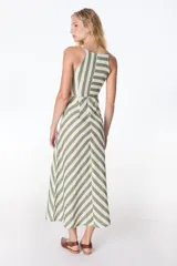 Vestido midi de lino a rayas verticales color verde y blanco, con cuello halter y corte evasé.