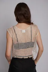 Top sin mangas de tejido calado con diseño de flores en tono metalizado, de corte recto y escote redondo.