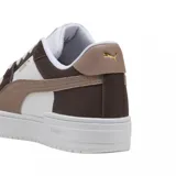 Championes Puma modelo CA Pro Classic II, de diseño urbano con plataforma, color blanco con detalles de logo en dorado.