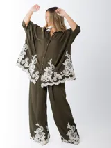 Maxi camisa color blanco de lino bordado con manga abullonada y calce amplio.