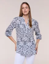 Blusa Zac & Rachel de gasa estampada con diseño floral en tonos violeta y marrón. Cuenta con cuello en V, escote con botones frontales, detalles plisados en el frente y mangas largas con presilla para regular su largo.