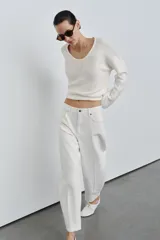 Jeans de tiro alto y diseño tapered, con cinco bolsillos, presillas para cinto y cierre frontal con cremallera y botón, en tono celeste claro lavado.