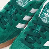 Championes Adidas Gazelle Indoor color verde con detalles en blanco y suela color caramelo.