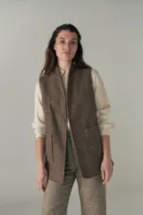 Chaleco marrón con diseño de espiga, corte entallado, solapa y bolsillos plaqué. Prenda al corte y terminaciones envivadas.