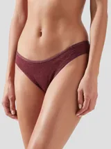 Bikini de encaje color borgoña, con cintura de talle medio y cobertura trasera moderada.