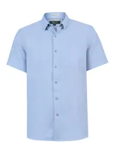 Camisa de manga corta RKF color celeste, confeccionada en lino orgánico, con cuello camisero, cierre frontal de botones, bolsillo ojal en el pecho con logo bordado y detalles estampados en el interior del cuello.