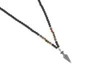 Collar de acero con cuentas de ónix negro y ojo de tigre marrón, con dije de flecha plateada.