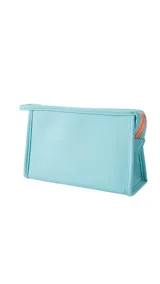 Neceser azul de neopreno con cierre superior y bolsillo interno de rejilla.