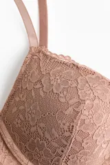 Soutien push-up color tostado, confeccionado completamente en encaje con diseño floral. Cuenta con aros, copas acolchadas, breteles ajustables y detalles de bordes scalloped en el escote y la base.