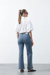 Jean elastizado de fit oxford color azul, con aplicaciones sutiles de strass distribuidas en el delantero y en la botamanga.