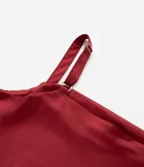 Musculosa de satén color negro con escote degagê drapeado, breteles finos ajustables y bajo asimétrico.