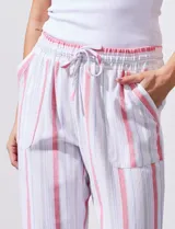 Pantalón de lino de la marca Marissa Olivia, con pretina ancha elastizada y lazo de ajuste. Diseño a rayas verticales en blanco, rojo y azul. Cuenta con bolsillos inclinados en la parte delantera.
