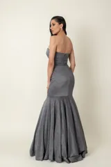 Vestido largo de fiesta color peltre con lurex, corte sirena y escote strapless.