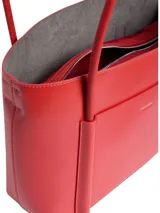 Cartera tote de mujer color rojo, con asas tubulares y bolsillo exterior frontal. El material exterior es piel sintética estructurada y suave. Incluye un bolsillo interior extraíble.