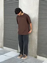 Pantalón de jean gris lavado, corte mom fit, tiro alto y pierna holgada.